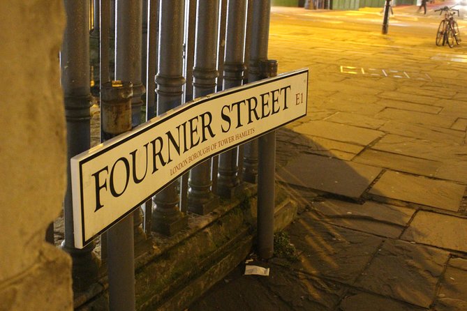 2-Hour Jack the Ripper Small Group Walking Tour in London - Why the guides make or break the evening