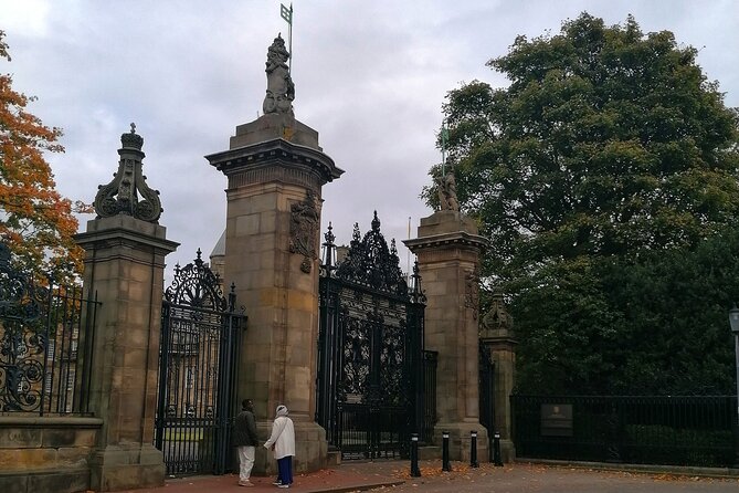 A History of Witchcraft in Edinburgh: A Self-Guided Audio Tour - Getting started outside Holyrood Palace