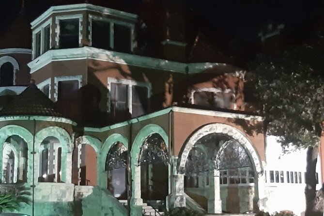Al's Ghost tour : a small group experience - Small-group attention and careful guiding