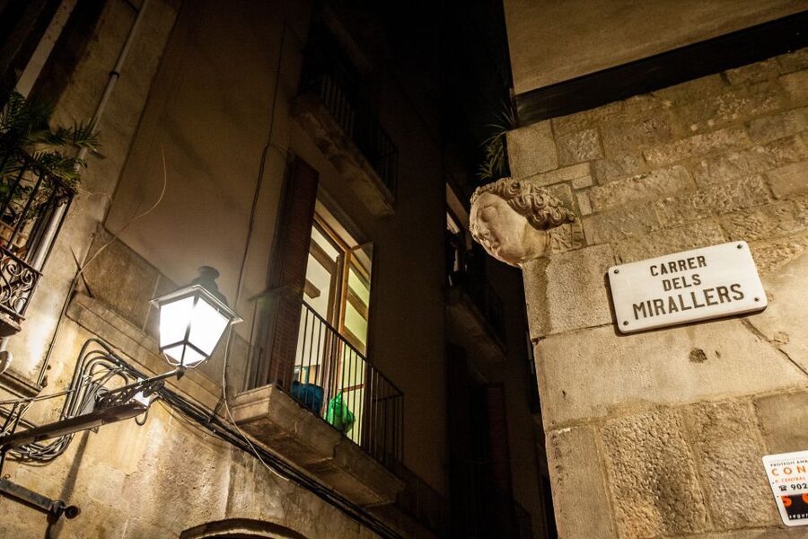 Barcelona: Dark History Night Walking Tour - Forgotten cemeteries and places of execution