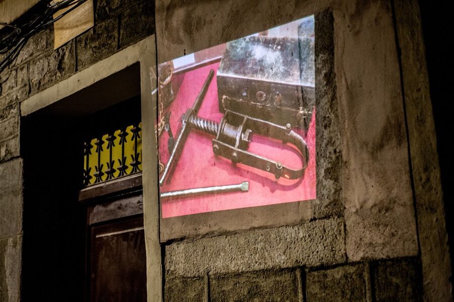 Barcelona: Dark History Night Walking Tour - The guides make the biggest difference