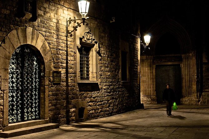 Barcelona Ghosts & Legends Tour - Why the Gothic Quarter works so well at night