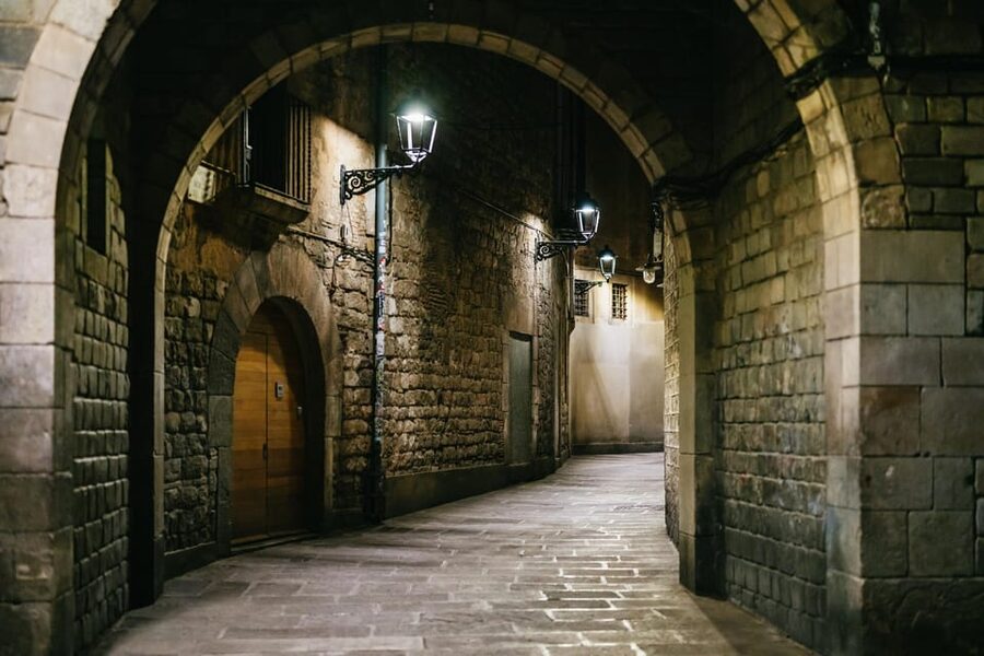 Barcelona: Gothic Quarter Ghosts and Legends Walking Tour - The guides make the biggest difference