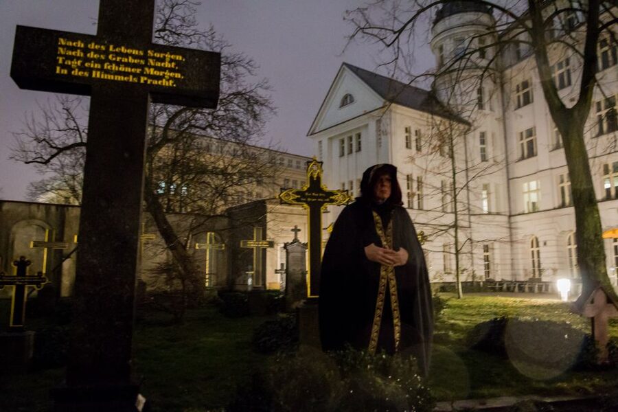 Berlin: Haunted Guided Tour in German - Murder, canned meat, and the shock factor