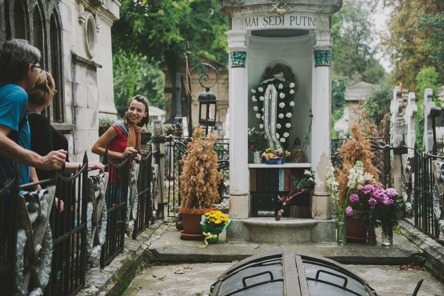 Bucharest: 3-Hour Dark History Tour with a Local - Bellu Cemetery, Bucharest’s stone storybook