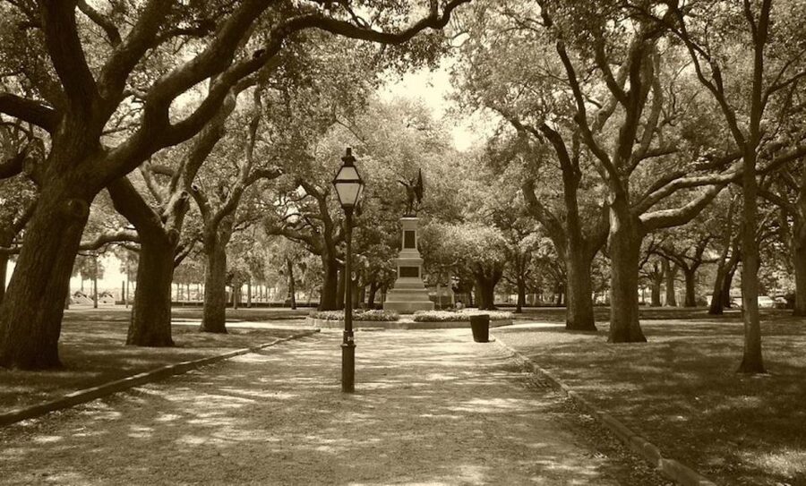 Charleston: City of the Dead Walking Ghost Tour - Walking through Charleston’s haunted streets