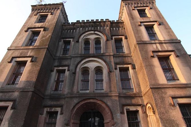 Charleston Haunted Jail Night-Time Walking Tour with Admission to Old City Jail - Why the guide matters so much