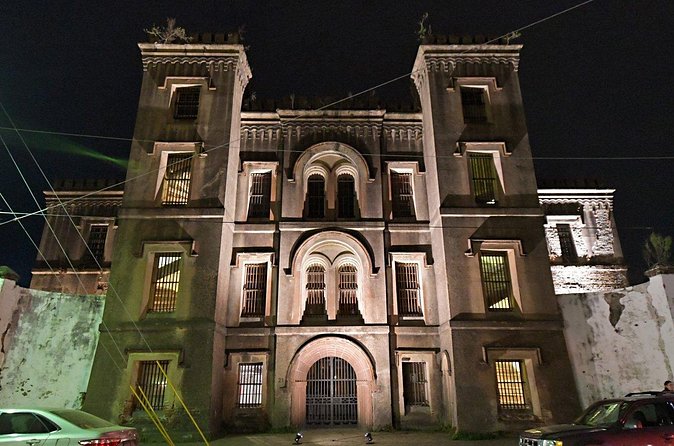 Charleston Haunted Jail Night-Time Walking Tour with Admission to Old City Jail - What the night feels like in practice