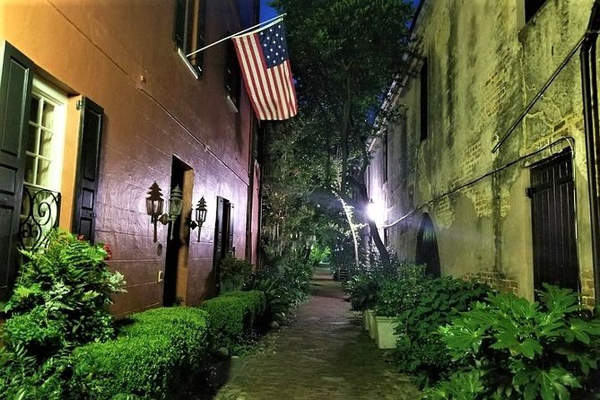 Charleston's Pleasing Terrors Night-Time Walking Ghost Tour - Why this Charleston ghost tour works