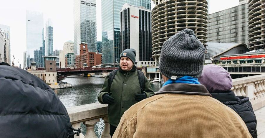 Chicago: Gangsters and Ghosts Guided Walking Tour - Starting beside Hoyt’s Tavern