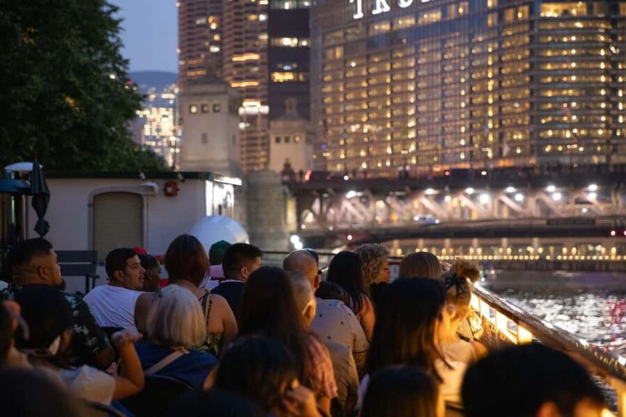 Chicago: Historic Gangsters & Ghosts Night Cruise - Why a night cruise suits Chicago’s darker stories