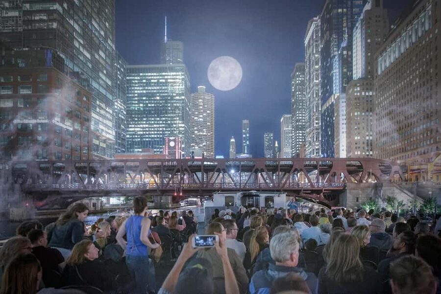 Chicago: Historic Gangsters & Ghosts Night Cruise - Boarding at Michigan and Wacker Drive