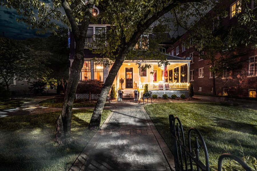 Curses & Corsets: Charlotte's Candlelight Ghost Tours - Eight Stops, Eight Different Kinds of Unease
