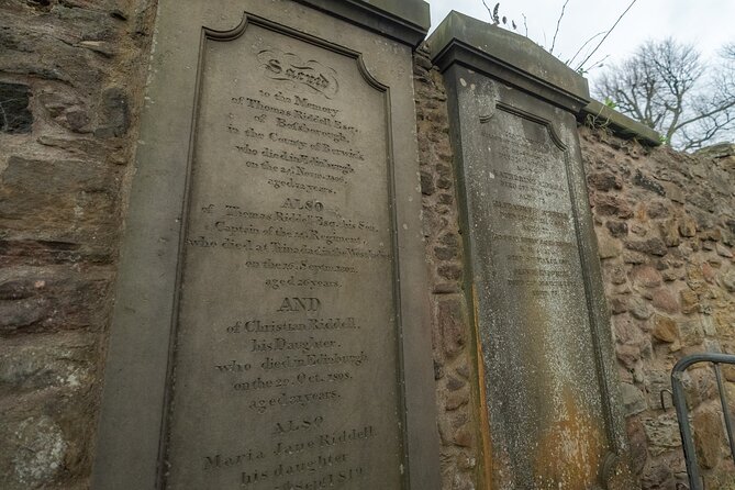 Dark History and Ghost Tour of Edinburgh - Victoria Street and a darker wizard story