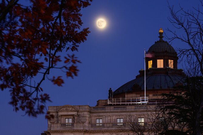 Dark History: Scandals of Capitol Hill Evening Walking Tour - Guides, visual aids, and group size
