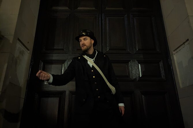 Dark History Walking Tour in Warwick - Warwick Castle, heists, and old power