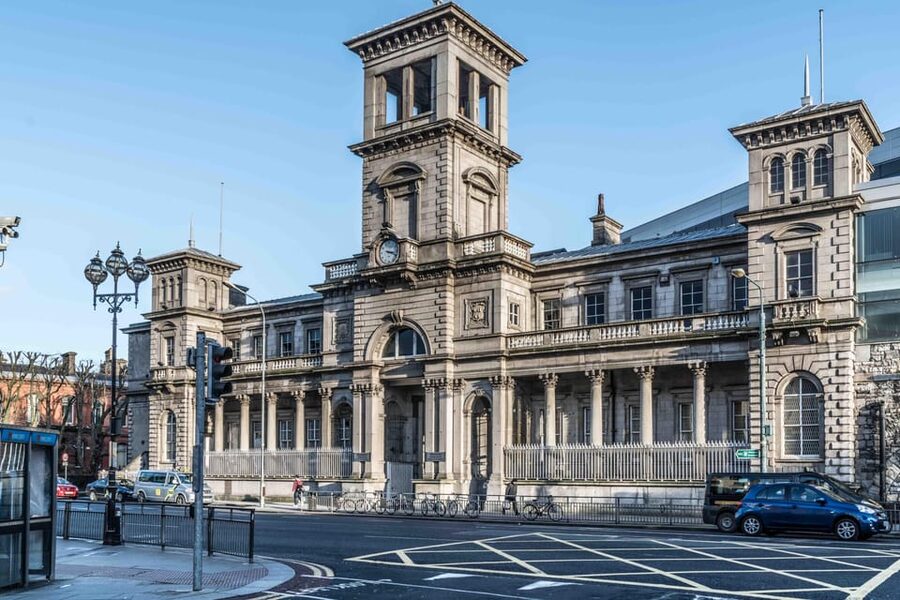 Dublin walking tour: ghosts & haunted places - Marsh’s Library and the Green Lady