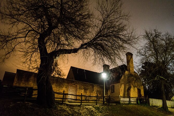 Edge of Midnight Witching Hour Williamsburg Ghost Hunt w/ Gear - Guide style, walking pace, and group size