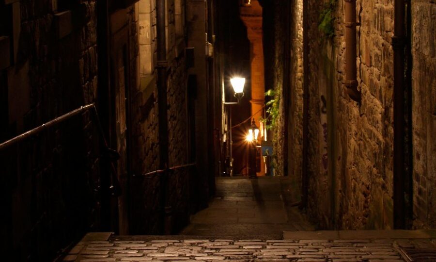 Edinburgh: 2-Hour Ghost Tour in Italian - Key points at a glance