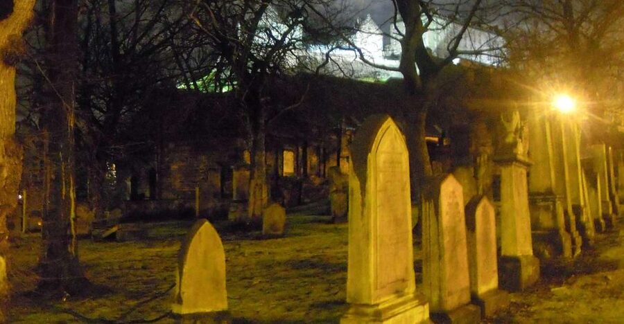 Edinburgh: 2-Hour Ghost Tour in Spanish - Crossing the center toward Calton Hill