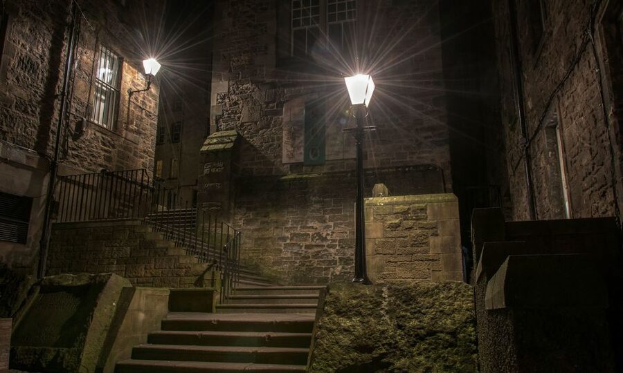 Edinburgh: 2-Hour Ghost Tour in Spanish - Into the Old Town’s dark closes