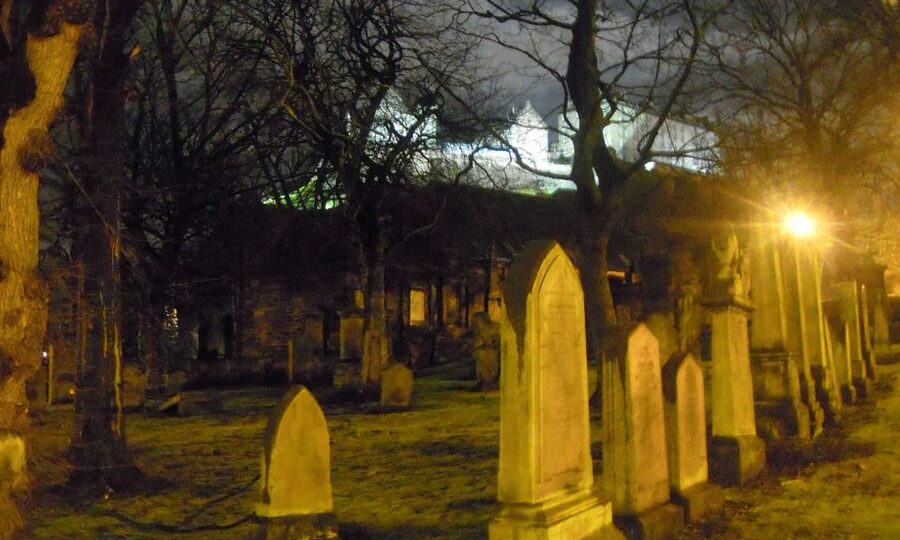 Edinburgh: 2-Hour Ghost Tour in Spanish - A cemetery with more than old stones