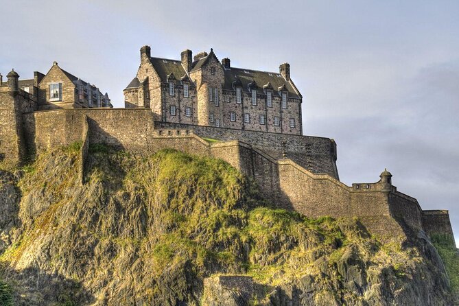 Edinburgh 2 Hour Nighttime Ghost Tour Italian Tour Guide - Key details before you book