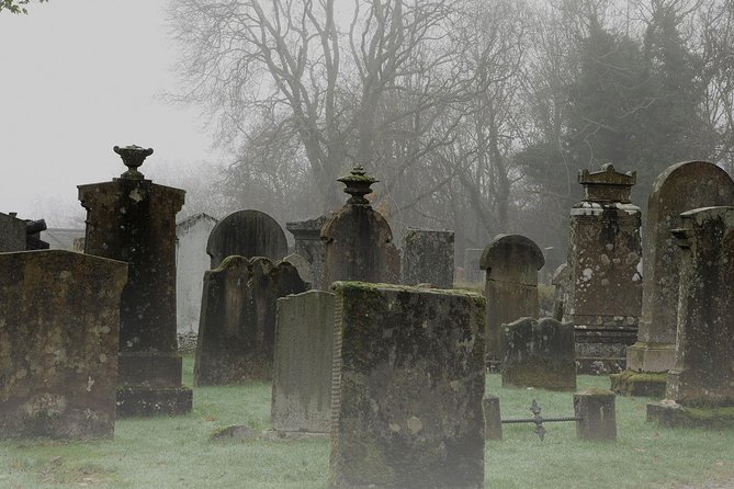 Edinburgh 2 Hour Nighttime Ghost Tour Italian Tour Guide - Old Town closes, murders, and witch hunts