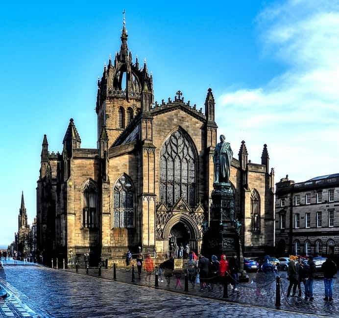 Edinburgh: Dark History Royal Mile Walking Tour - Seeing the Royal Mile beyond its grand front