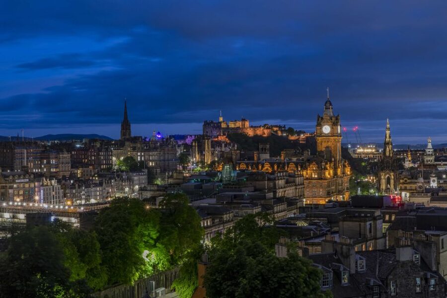 Edinburgh: Dark Secrets of the Old Town Ghost Walking Tour - Canongate Kirkyard and the atmosphere of old Edinburgh