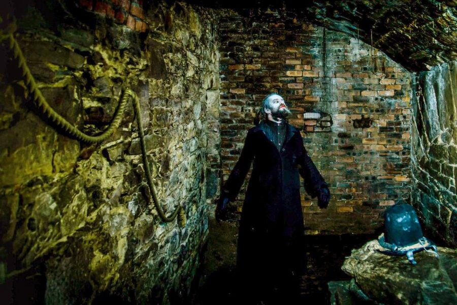 Edinburgh: Evening Underground Ghost Tour - Meeting the Guide on the Royal Mile