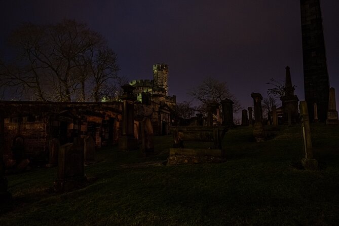 Edinburgh Ghost Tour: Mysteries, Legends and Murders - Starting along the Royal Mile