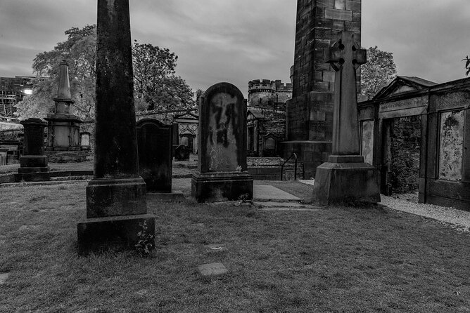 Edinburgh Ghost Tour: Mysteries, Legends and Murders - The story of Burke, Hare, and the corpse market