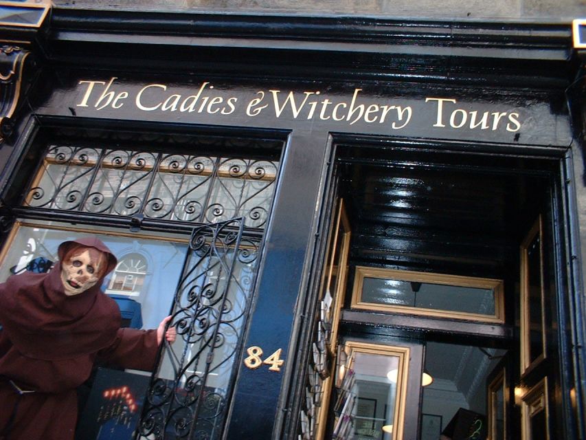 Edinburgh Ghosts & Gore Walking Tour - Walking the Royal Mile’s closes and courtyards