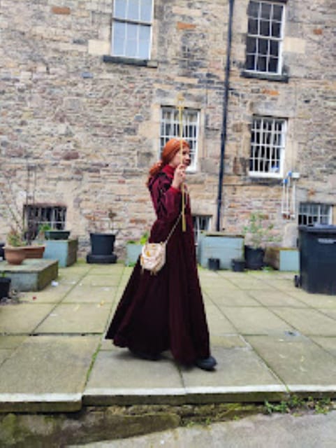 Edinburgh: Guided Ghost Walking Tour - Meeting the guide on Edinburgh’s Royal Mile