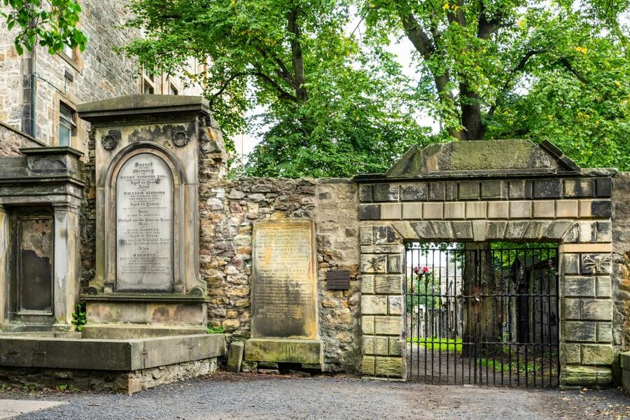 Edinburgh: Haunted Underground Vaults and Graveyard Tour - Starting at 300 Lawnmarket
