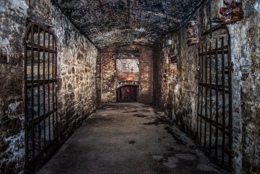 Edinburgh: Haunted Underground Vaults and Graveyard Tour - Walking conditions and access