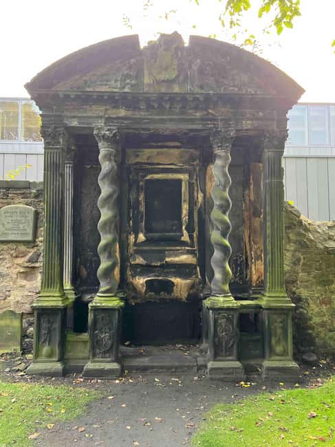 Edinburgh's Dark History Walking Tour - What the guide adds to the experience
