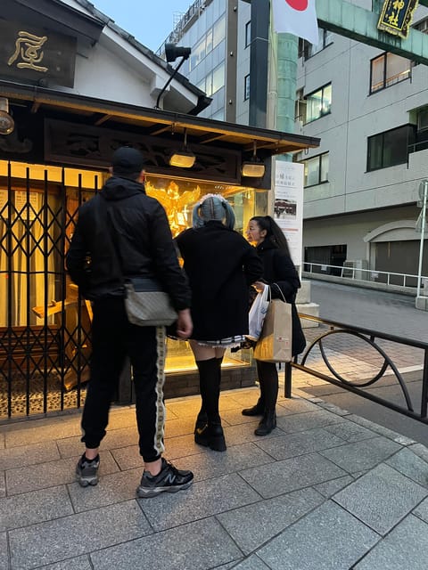 Expert Anime Guide in Akihabara with a maid witch - Key points at a glance