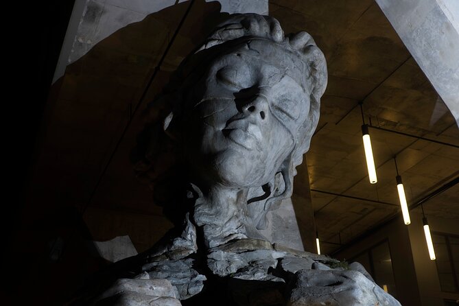 Fort Lauderdale Fallen Frights and Fury Ghost Tour - The mysterious sculpture and its watchful presence