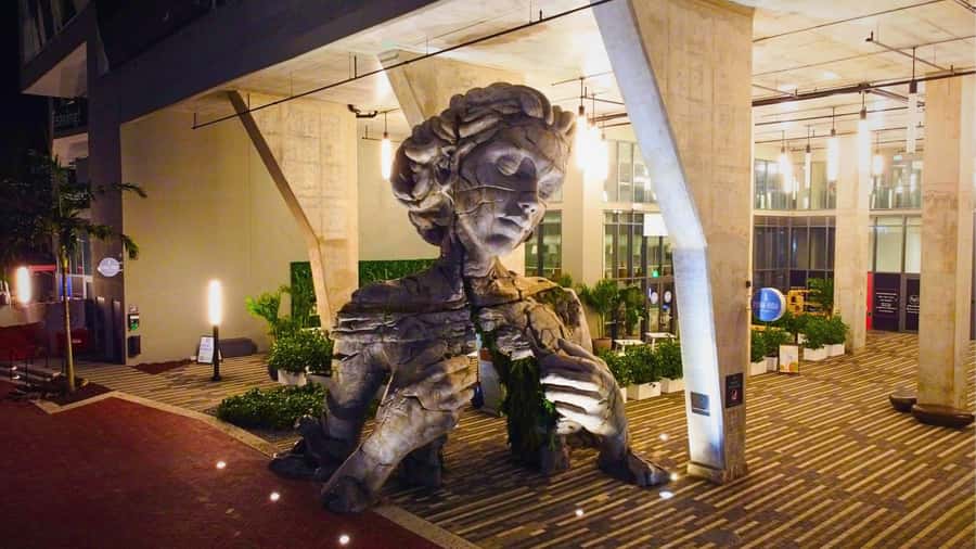 Fort Lauderdale: Ghosts and Ghouls Haunted Walking Tour - Meeting the lantern at Society Las Olas