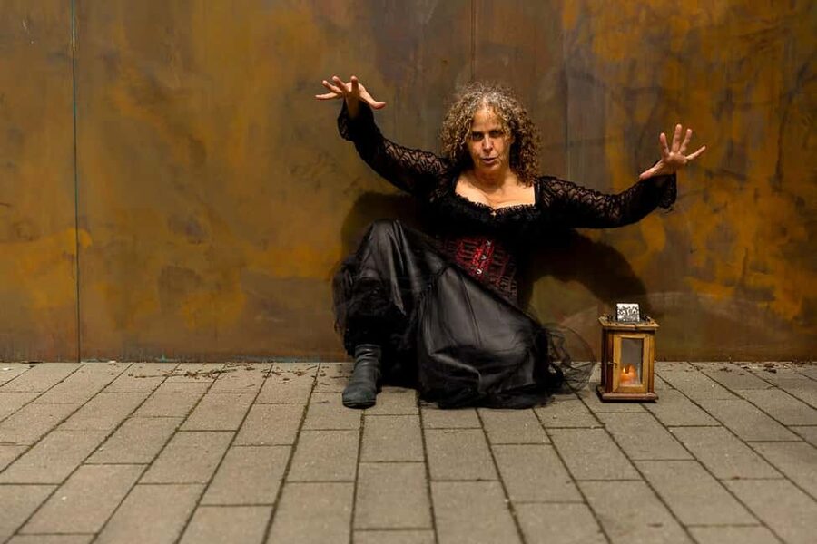 Freiburg: Acting tour "Witches, Torture, Stake" with Historix-Tours - Schiffstraße 14 and the homes behind the accusations