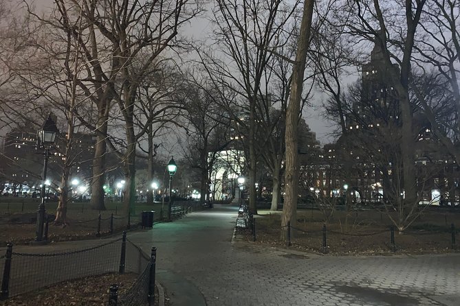 Gangsters and Ghosts Tour New York City - Finishing at Washington Square Park