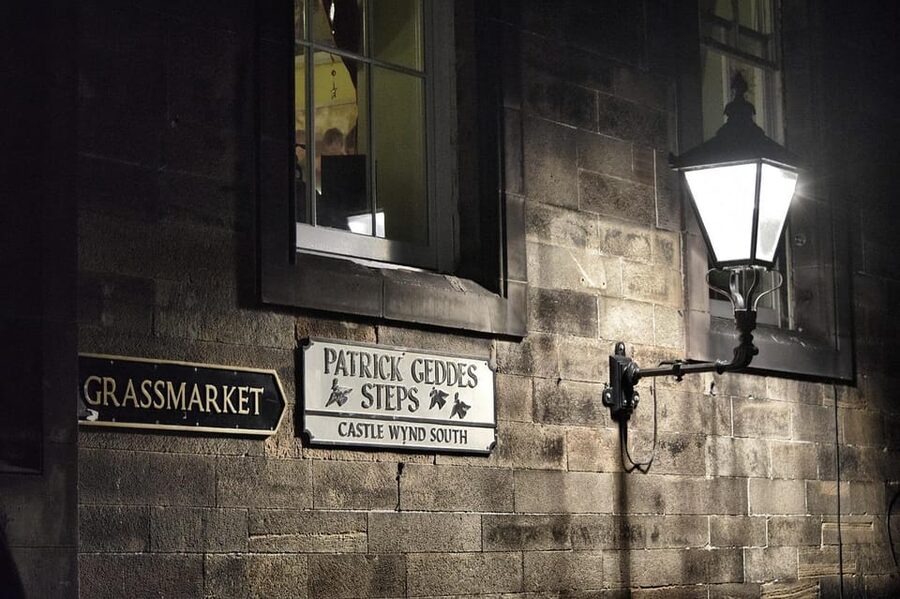 Ghost Tour in Edinburgh - Greyfriars Kirkyard, the atmospheric centerpiece