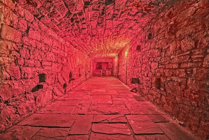Ghost Tour in Spanish - Down into the underground vaults
