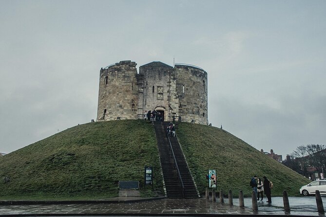 Ghosts and Ghouls Haunted York Self Guided Audio Tour - Mad Alice and York’s narrow passageways