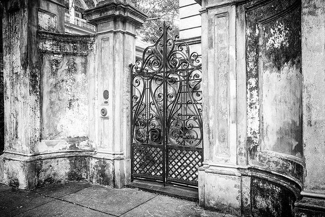Ghosts of Charleston Night-Time Walking Tour with Unitarian Church Graveyard - The guides make the biggest difference