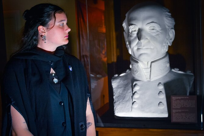Ghosts of the Bytown Museum - Meeting the cloaked guide on Sparks Street