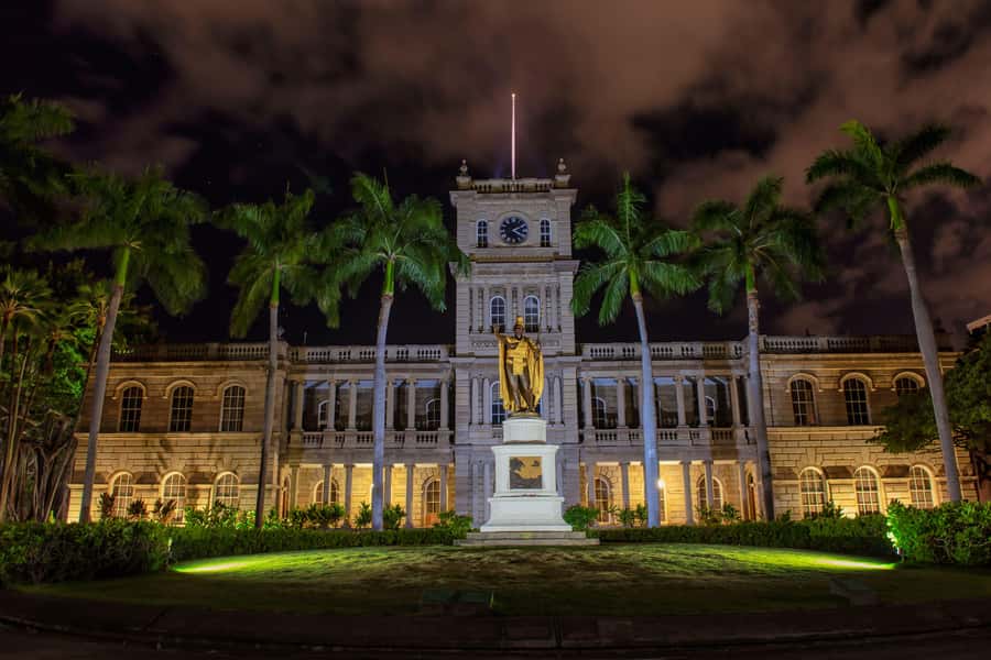 Honolulu Haunts: Ghosts and Spirits Walking Tour - Red Rainbow and the city’s darker stories