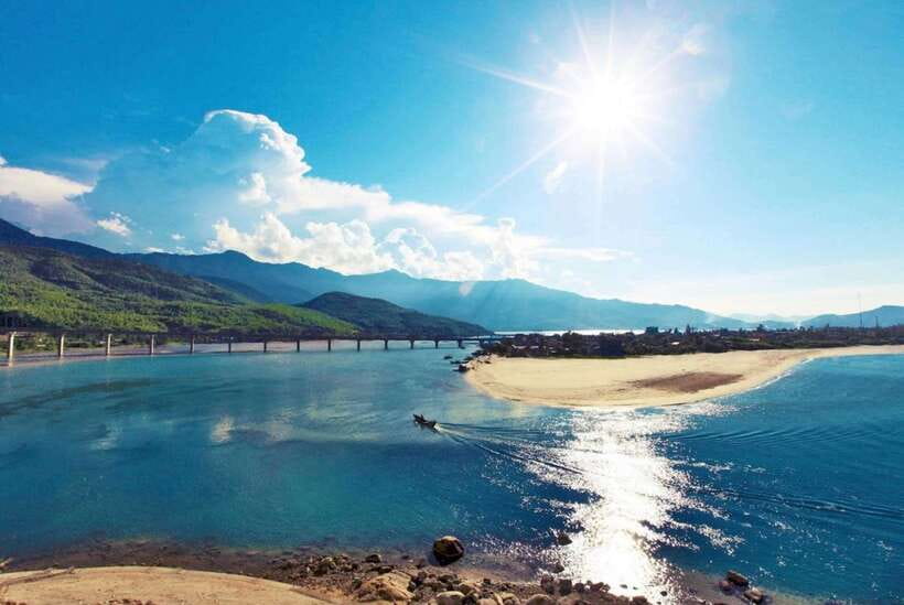 Hue : Private Car to Hoi An via HaiVan pass & City of Ghosts - What the private car changes